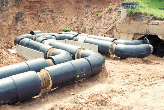 Chantier de construction extérieur avec installation de canalisations d'eau