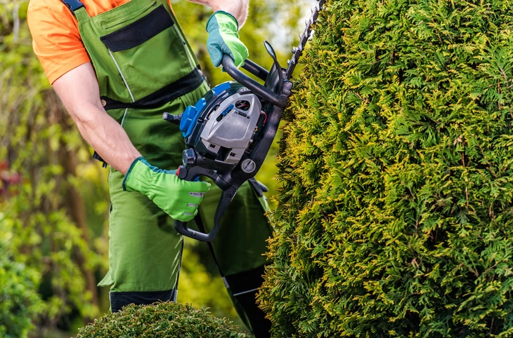 Gros plan sur l'intervention d'un technicien d'assainissement équipé d'un uniforme de travail professionnel, manipulant un équipement d'hydrocurage ou d'inspection vidéo près d'une fosse septique ou d'une canalisation en zone urbaine, montrant l'expertise technique dans un contexte résidentiel ou collectif. L'image doit être réaliste et montrer le professionnalisme du métier d'assainisseur.