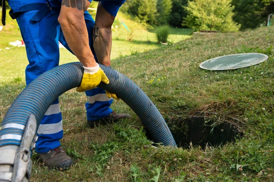 Chantier extérieur d'installation de système d'assainissement dans tranchée excavée