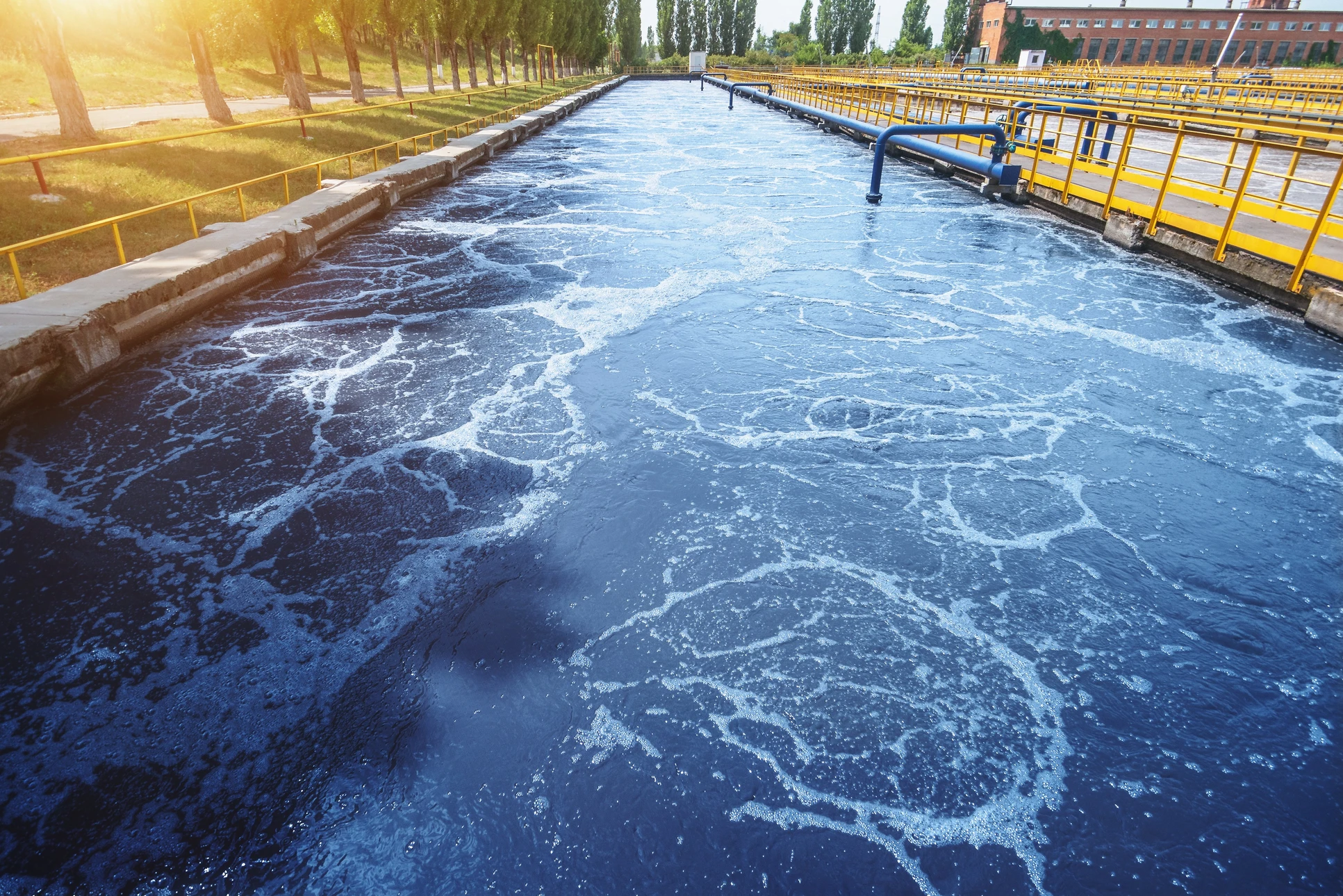 Bassin de traitement des eaux usées en extérieur avec système d'aération active