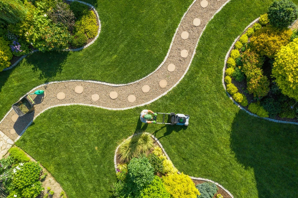 Équipe de techniciens professionnels en tenue de travail et équipements de sécurité effectuant une intervention d'assainissement : intervention de vidange/curage de fosse septique avec camion hydrocureur, ou technicien réalisant une inspection vidéo de réseau de canalisations, ou équipe en action sur un chantier d'assainissement industriel. L'image doit montrer clairement le matériel spécialisé et les professionnels en conditions réelles de travail dans le domaine de l'assainissement.