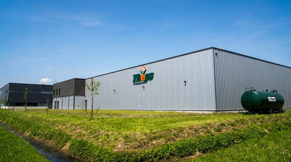 Chantier urbain extérieur avec camion-citerne orange de vidange industrielle garé sur voirie